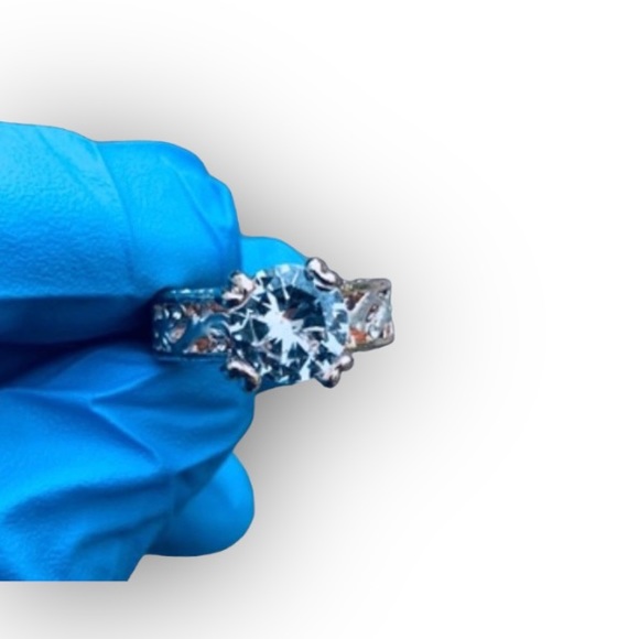 Women's Round Cut Wedding Ring • Size 6.5 - Picture 2 of 4